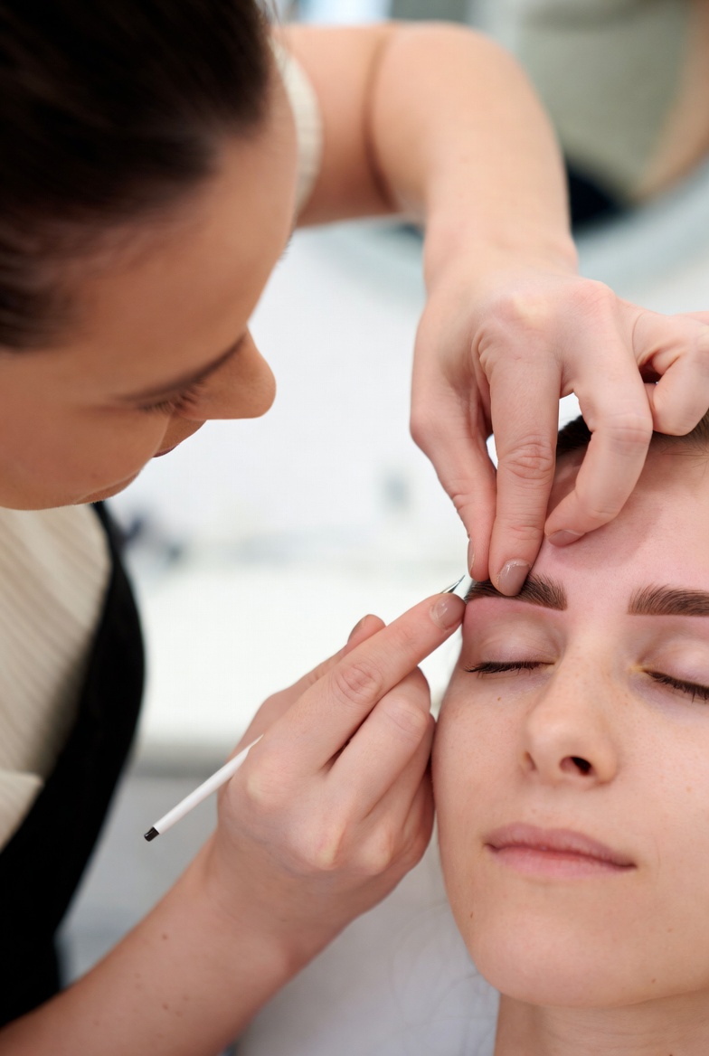 עיצוב גבות ומיקרובליידינג: המדריך המלא לגבות מושלמות