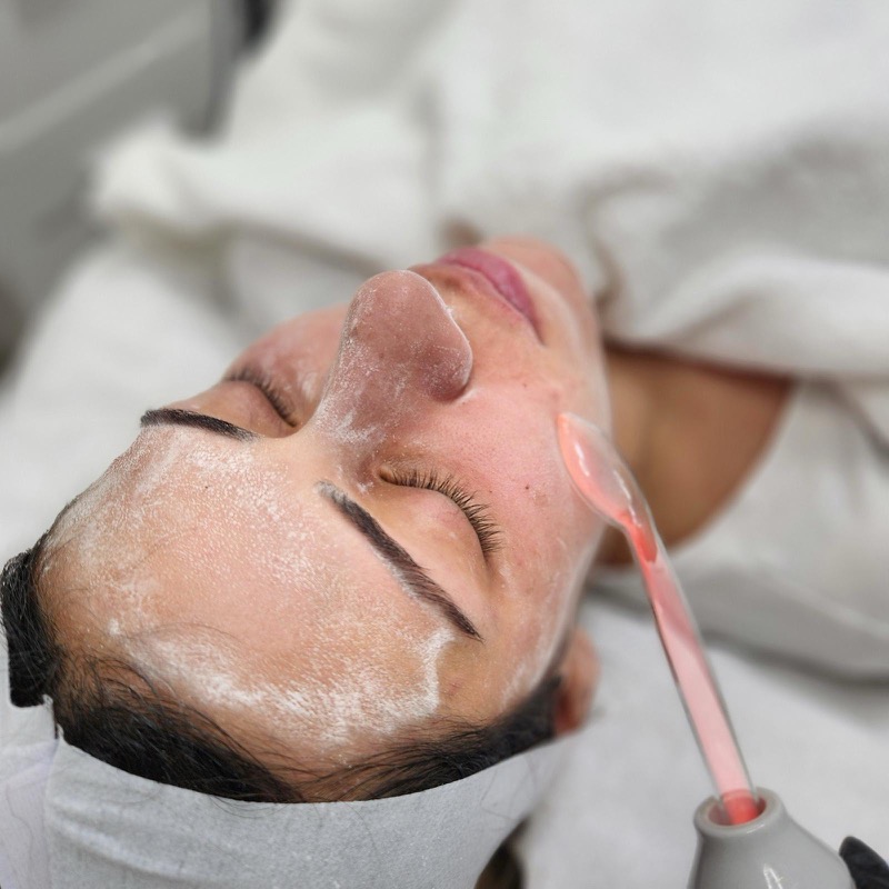 High frequency skin treatment for deep cleansing