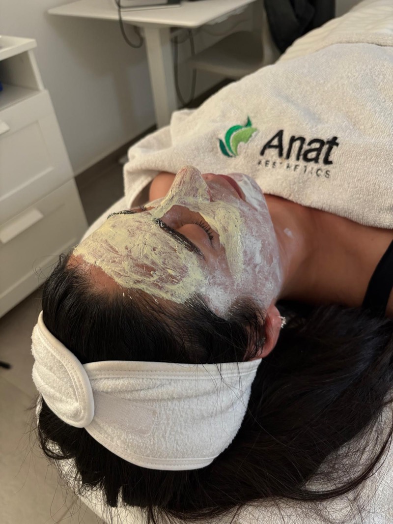 Nourishing face mask during professional treatment